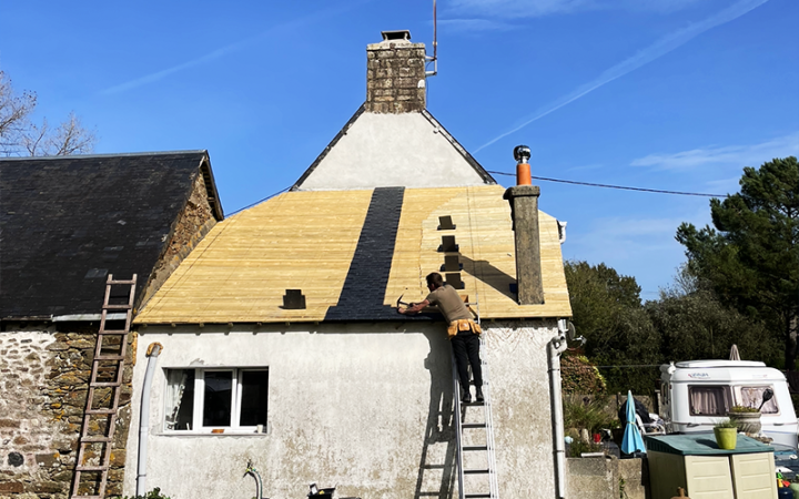 Couvreur rénovant une couverture en ardoise, Guingamp