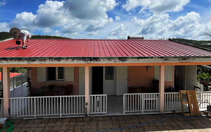 Application de traitement hydrofuge sur toit en tôles, Guingamp