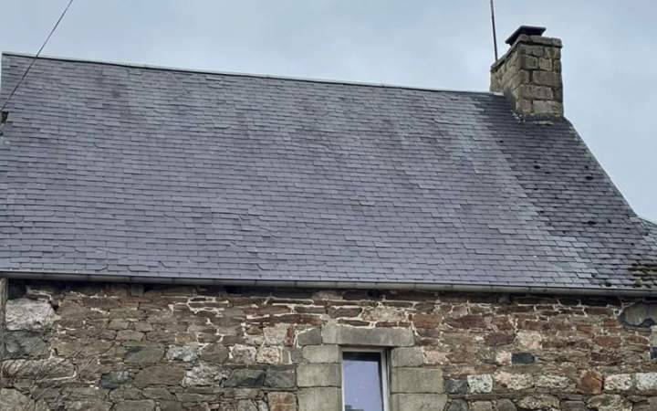Toit en ardoise d'une maison en pierre, Guingamp 