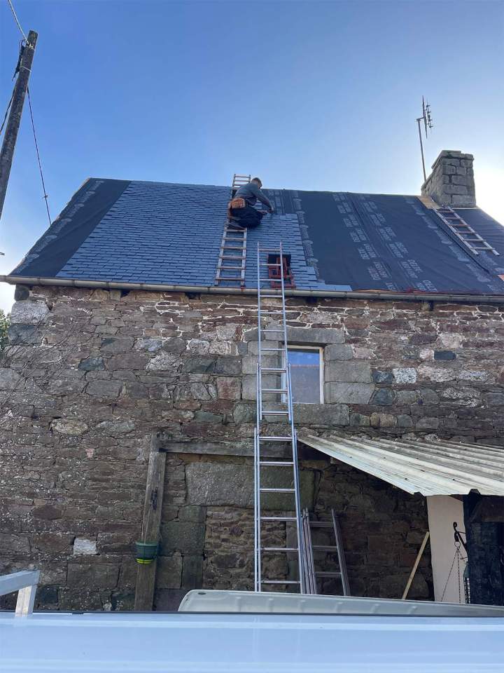 Réfection des ardoises sur un toit en pente, Guingamp