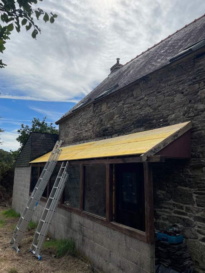 Rénovation de porche en ardoise en cours, Guingamp